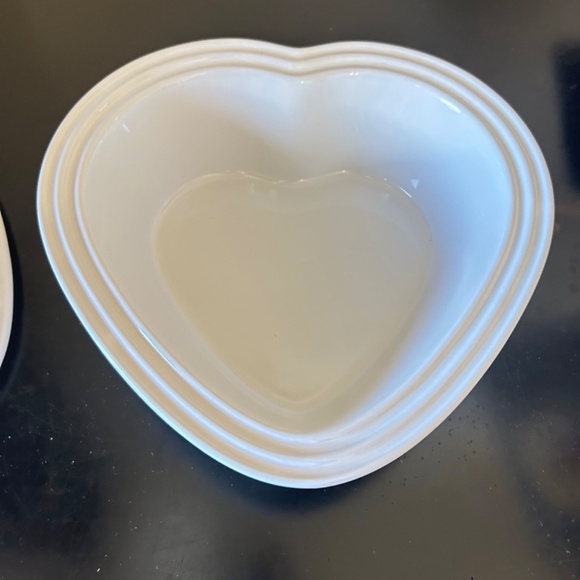 Le Creuset Ramekin D’ Amour Covered Heart Dish. White - Picture 4 of 12
